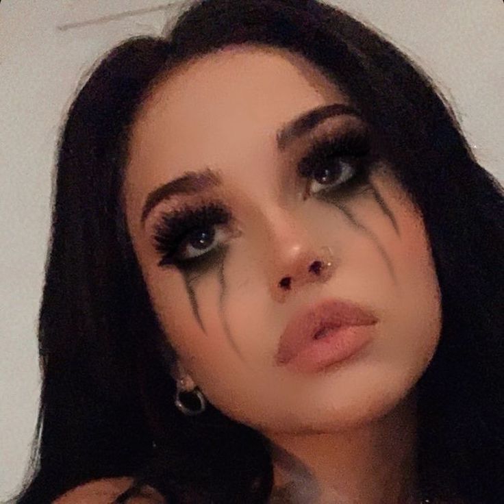 Scary Cheerleader Costume Makeup, Cute Zombie Makeup Halloween, Scary Simple Halloween Makeup, Halloween Fallen Angel Makeup, Black Lipstick Halloween Makeup, Ghostface Makeup Ideas, Ghostface Makeup Simple, Killer Makeup Looks, Pretty Vampire Costume