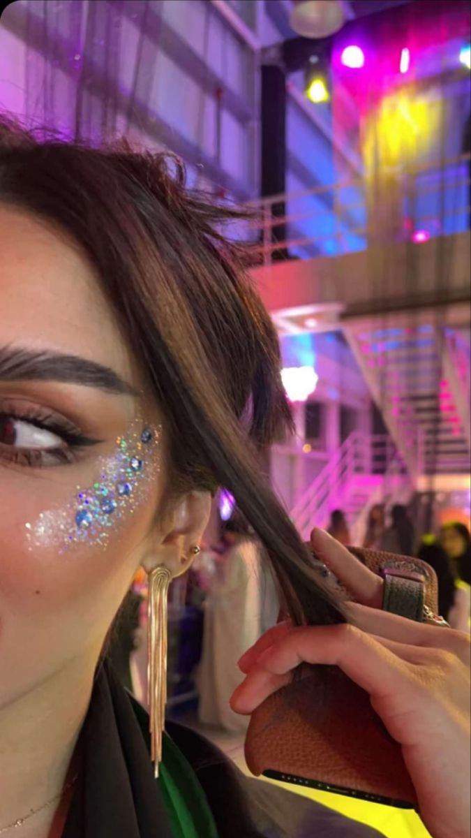 Glitter Bar Ideas, Face Glitter, Glitter Bar, Glitter Face Makeup, Glitter Face Paint, Rhinestone Makeup, Glitter Face, Fiesta Outfit, Face Painting Easy