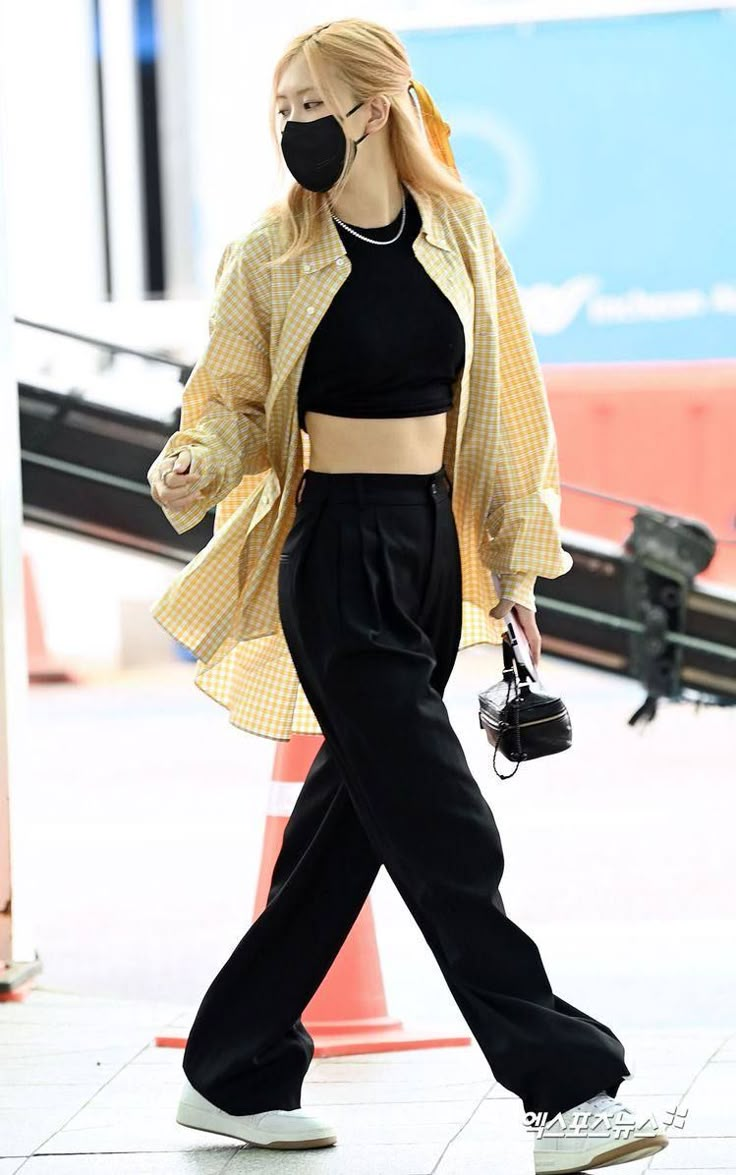 Kpop Off Duty Outfit, Blackpink Rose Outfit Casual, Rosé Street Style, Kpop Idol Outfits Casual, Ysl Style Outfits, Classy Airport Outfit Chic Travel Style, Kpop Summer Outfits, Kpop Airport Outfits, Rose Airport Fashion