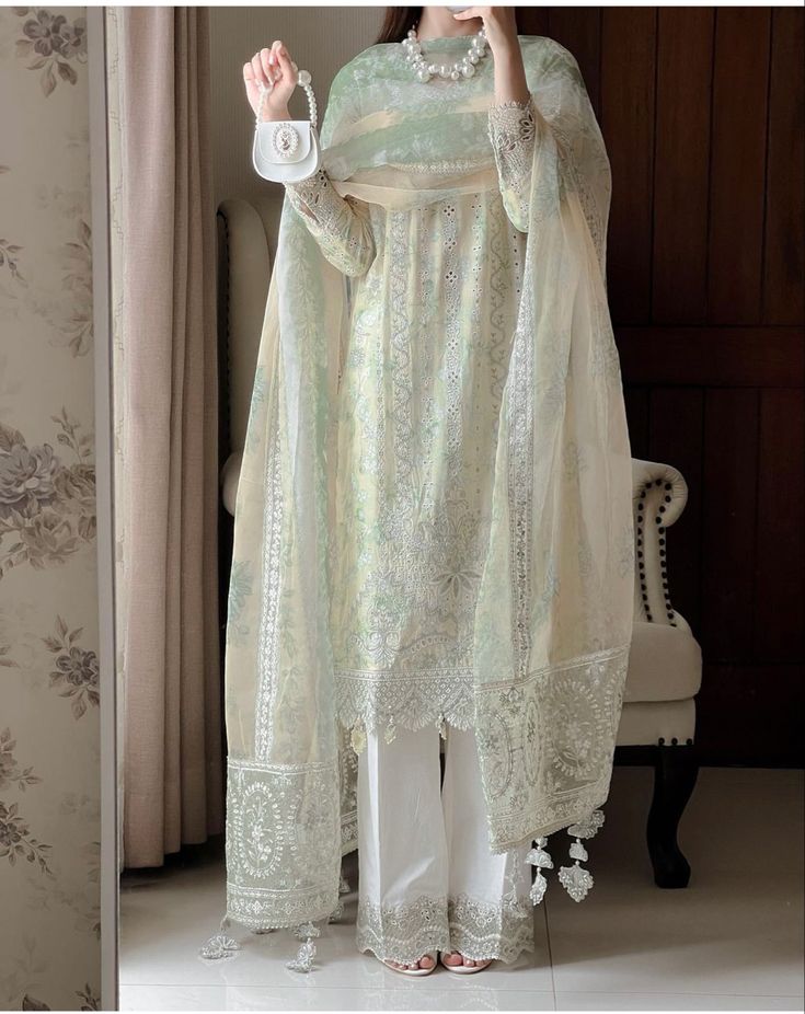 Desi Dress, Pakistani Fancy Dresses, Desi Fashion Casual, Pakistani Dresses Casual, Beautiful Pakistani Dresses, Salwar Kamiz, Indian Dresses Traditional, Simple Pakistani Dresses, Designer Dresses Casual