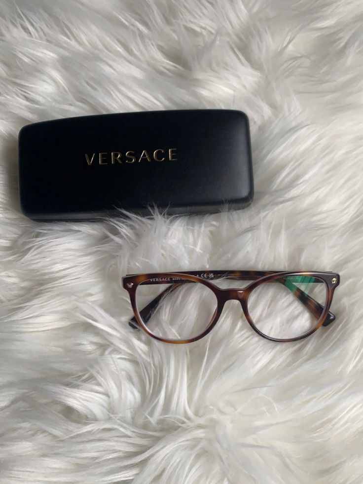 Old Money Glasses Frames, Tortoise Shell Glasses Aesthetic, Old Money Glasses Woman, Old Money Glasses, Coquette Glasses, Classy Girl Aesthetic, Glasses Tortoise Shell, Glasses Inspo, Shell Glasses