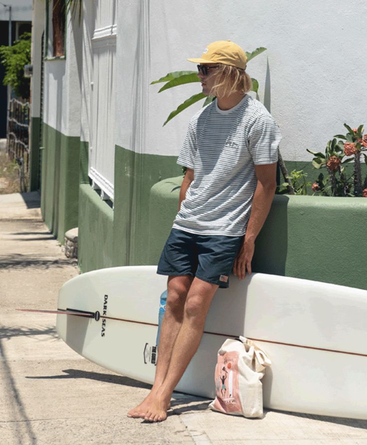 Outerbanks Aesthetic Outfits Men, Mens Surfer Style Outfits, Surfer Boy Aesthetic Outfit, Surfer Outfit Men, Surfer Guy Style, Surf Fits, Surfer Boy Outfits, Surfer Style Outfits, Mens Surfer Style