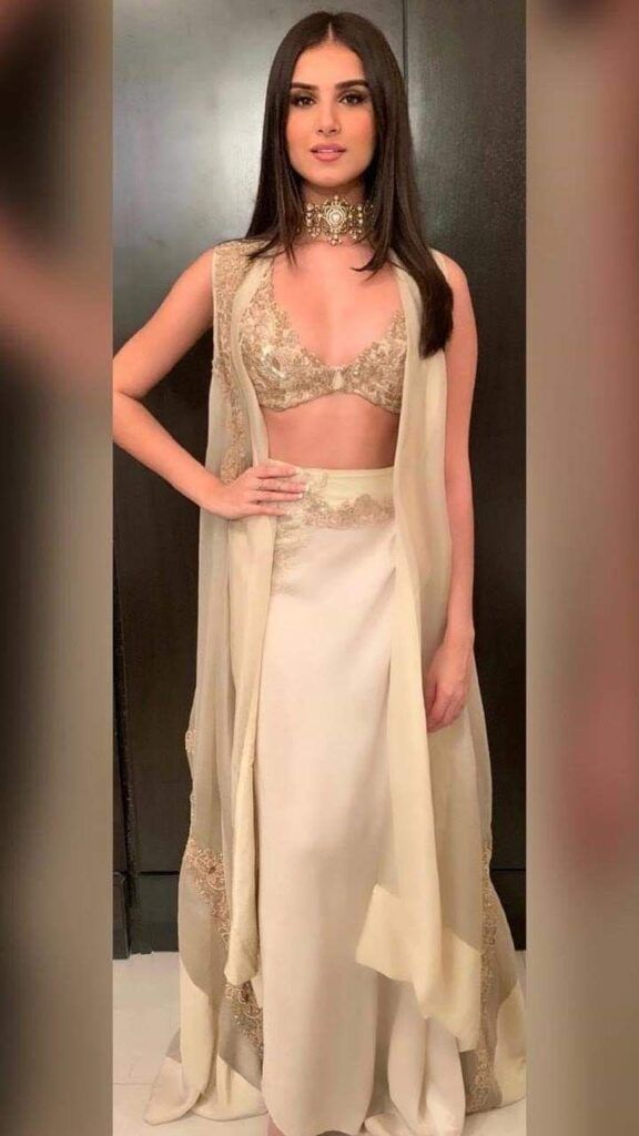 An Indian Ethnic Look: The Way Tara Sutaria Dresses | IWMBuzz Tara Sutaria, White Lehenga, Simple Lehenga, Traditional Indian Outfits, Ethnic Looks, Ghagra Choli, Ethnic Outfits, Party Wear Indian Dresses, Dress Indian Style