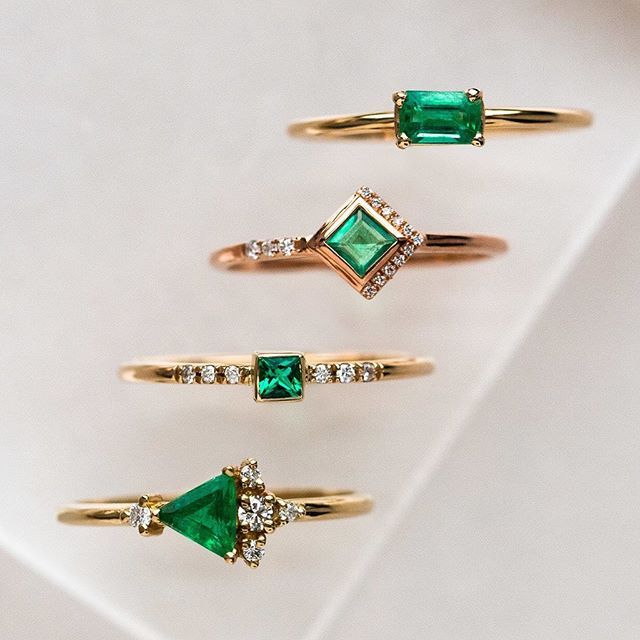 Gemstone And Diamond Engagement Rings, Ring Designs Emerald, Emerald Ring Designs For Women, Gold And Green Jewelry, Green Ring Gold, Emerald Ring Designs, Emerald Accessories, Emerald Ring With Diamonds, Emerald Ring Design