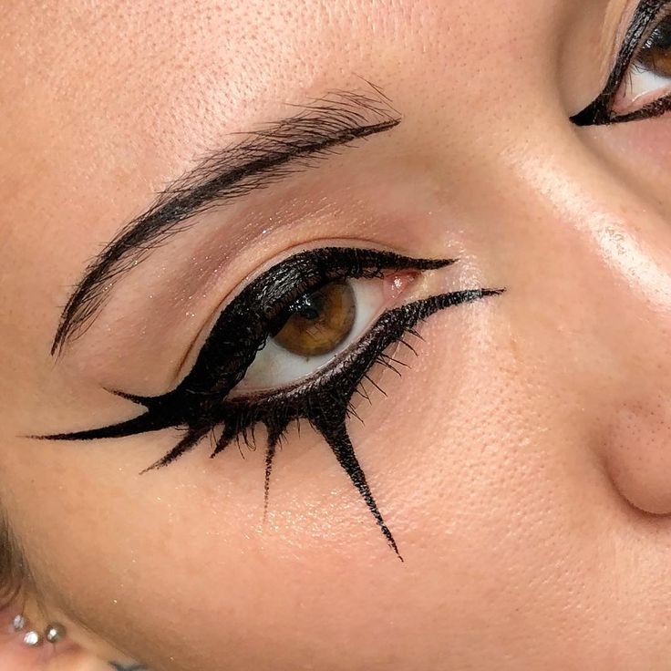 Grafik Eyeliner, Geometric Halloween, Editorial Make-up, Teknik Makeup, Fashion Editorial Makeup, Fantasy Make-up, Halloweenský Makeup, Make Up Designs, Eyeliner Tips