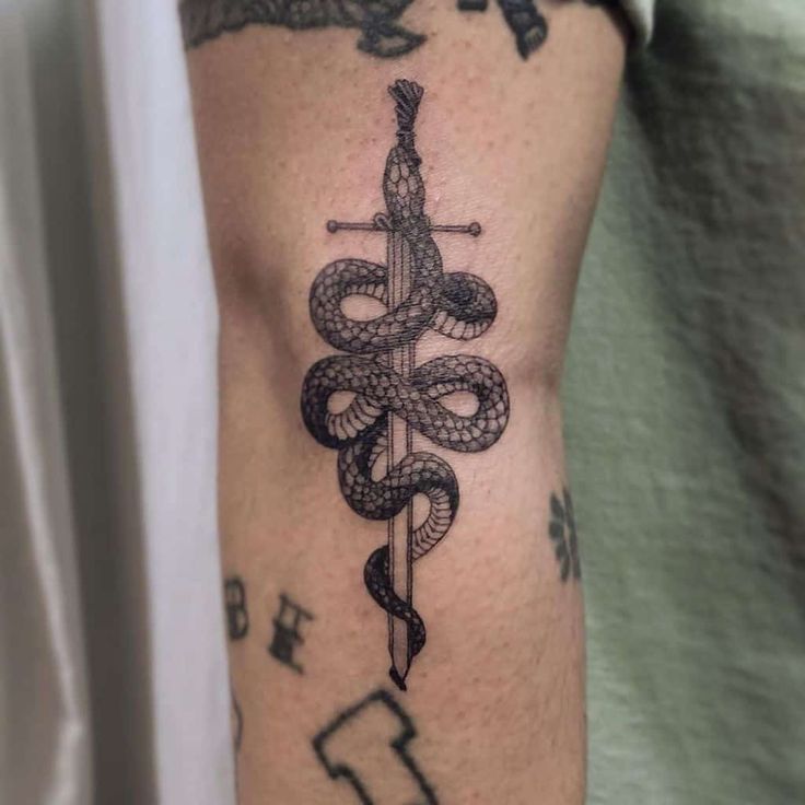 Trend Tattoos, Snake And Dagger Tattoo, Self Tattoo, Knights Of The Round Table, Shin Tattoo, Forarm Tattoos, Snake Tattoo Design, Leg Tattoo Men, Dagger Tattoo