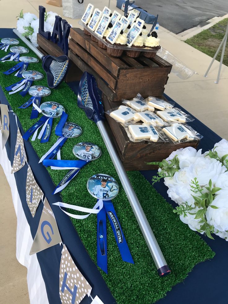 the table is set up with blue and white decorations for an outdoor party or celebration