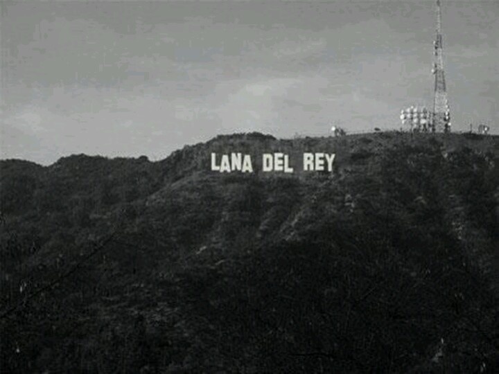 a sign on top of a hill that says lana del rey