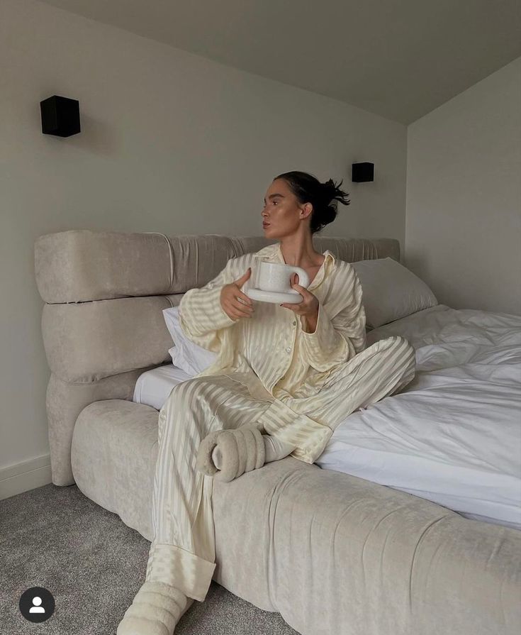 Daily Sleeper, Alicia Roddy, Loungewear Aesthetic, China Street Fashion, Moodboard Inspo, At Home Outfits, Comfortable Pajamas, Cozy Loungewear, Two Piece Pants Set