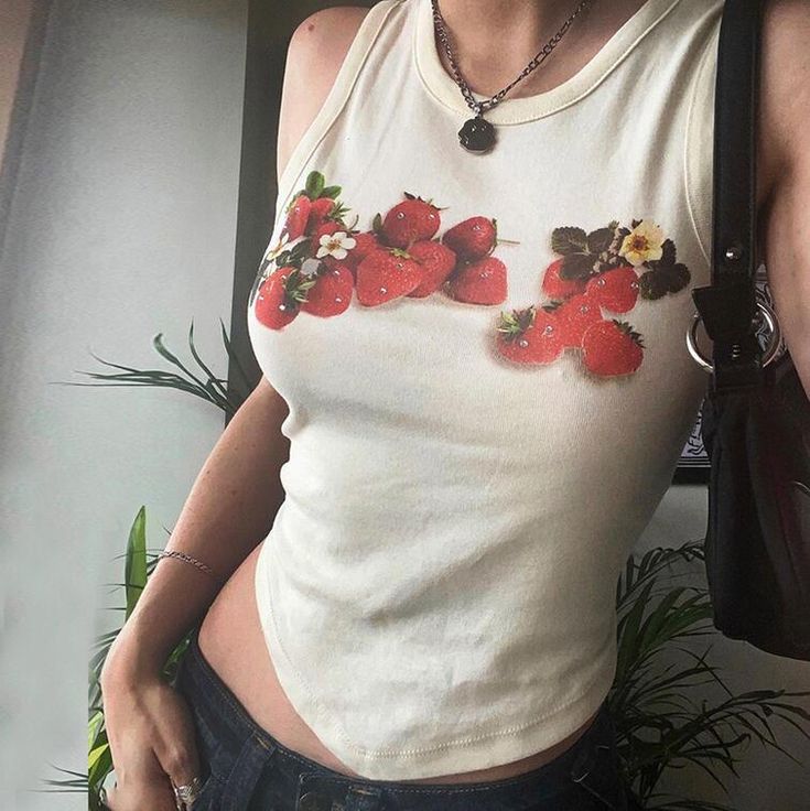 Strawberry Crop Top, White Strawberry, The Cardigans, Quoi Porter, Tshirt Women, Outer Wear, New Retro, Mode Inspo, White Sleeveless