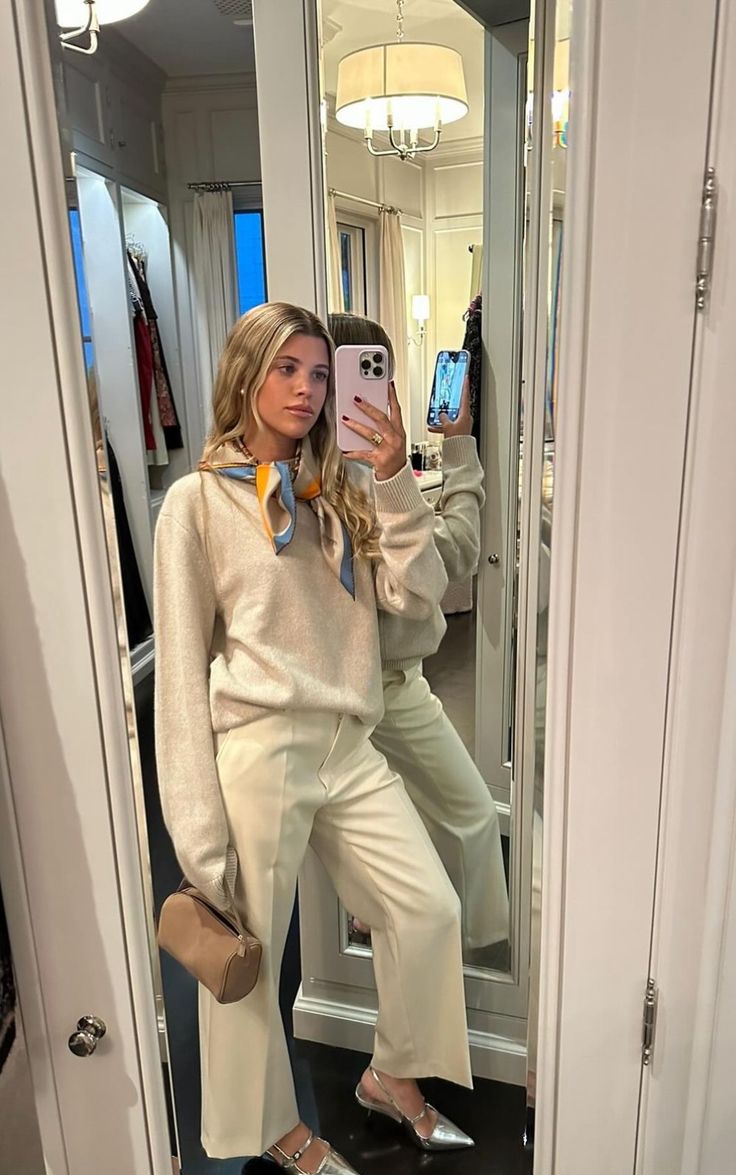 Sophia Richie, Look Adidas, Skandinavian Fashion, Scarf Outfit, Sofia Richie, Looks Street Style, 가을 패션, Home Fashion, Mode Inspiration