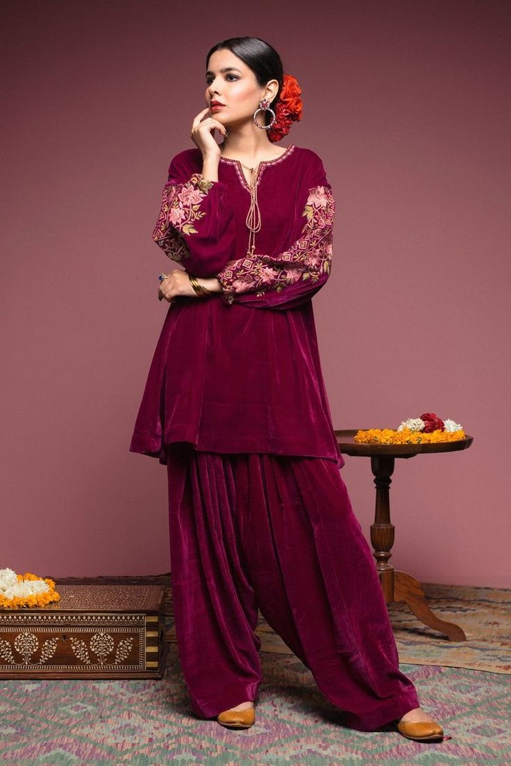 Pinterest: @pawank90 Velvet Pakistani Dress, Velvet Dresses Outfit, Velvet Suit Design, Pakistani Formal Dresses, Velvet Dress Designs, Velvet Dresses, Pakistani Fancy Dresses, Pakistani Dresses Casual, Salwar Kamiz