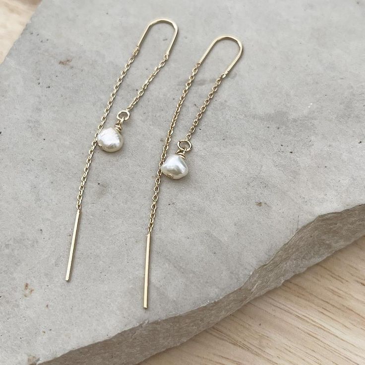 Minimalist Pearl Ear threader earrings, these dainty chain earrings with the perfect touch of femininity and it's great to combine with other earrings or wear alone for a minimalist look.Fun and delicate, these 14k gold-filled threader earrings come with wire bar ends on one side to make it easy to thread the chain through any pierced hole in your ear and on the other side, a small freshwater pearl. Mix and match with other HLcollection earrings for an edgy style statement or wear it on its own Cheap Dangle Threader Earrings For Gifts, Chain Threader Earrings, Minimalist Chain, Delicate Gold Chain, Ear Threader, Dainty Chain, Edgy Style, Earrings Pearl, Threader Earrings