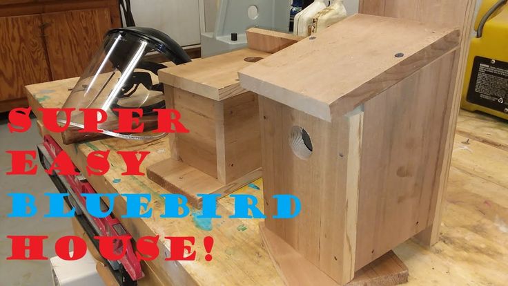 a wooden bird house with the words super easy bluebird house