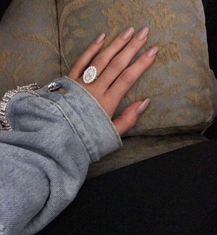 Flaming Stairway ☾ Uñas Kylie Jenner, Kylie Jenner Nails, Bracelet Cartier, Milky Nails, Bridesmaid Rings, Relationship Stuff, Dream Closets, Oval Engagement, Material Girl