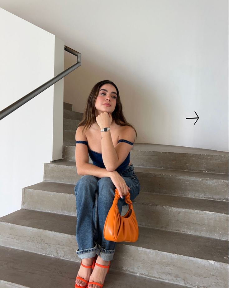 Outfits With Orange Heels, Orange Heels Outfit, Heels And Jeans Outfit, Heels Outfits Casual, Corset Jean, Casual Heels Outfit, Outfit Corset, Color Heels, Jeans With Heels