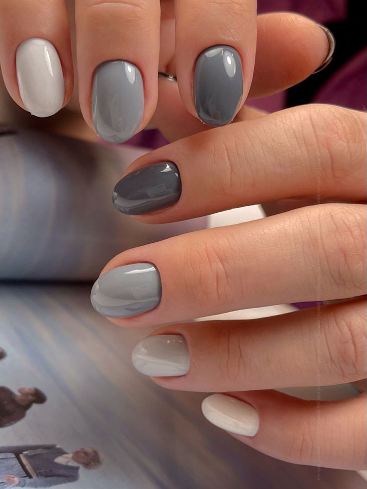 Grey Gel Manicure, Gray Summer Nails, Grey And White Nails Ideas, Short Nails Grey, Grey And White Nail Designs, Gray Nail Ideas, Nails Gris, Shades Of Grey Nails, Grey Manicure