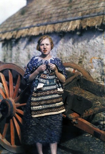 This photo was taken in the 20's. Look at that Fair Isle. Breathtaking! Motif Fair Isle, National Geographic Photographers, Vintage Foto's, Irish Women, Fair Isles, Knit Art, Irish History, European Women, Emerald Isle