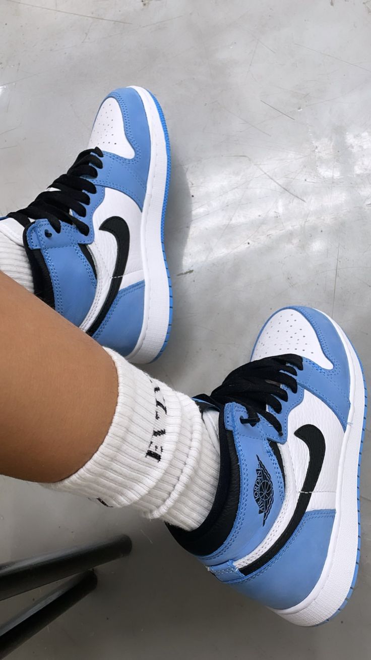 Sky Blue Sneakers, Tenis Air Force, Nike Shoes Blue, Pretty Sneakers, Cute Nike Outfits, Nike Fashion Shoes, Preppy Shoes, Pretty Shoes Sneakers, Jordan Shoes Retro