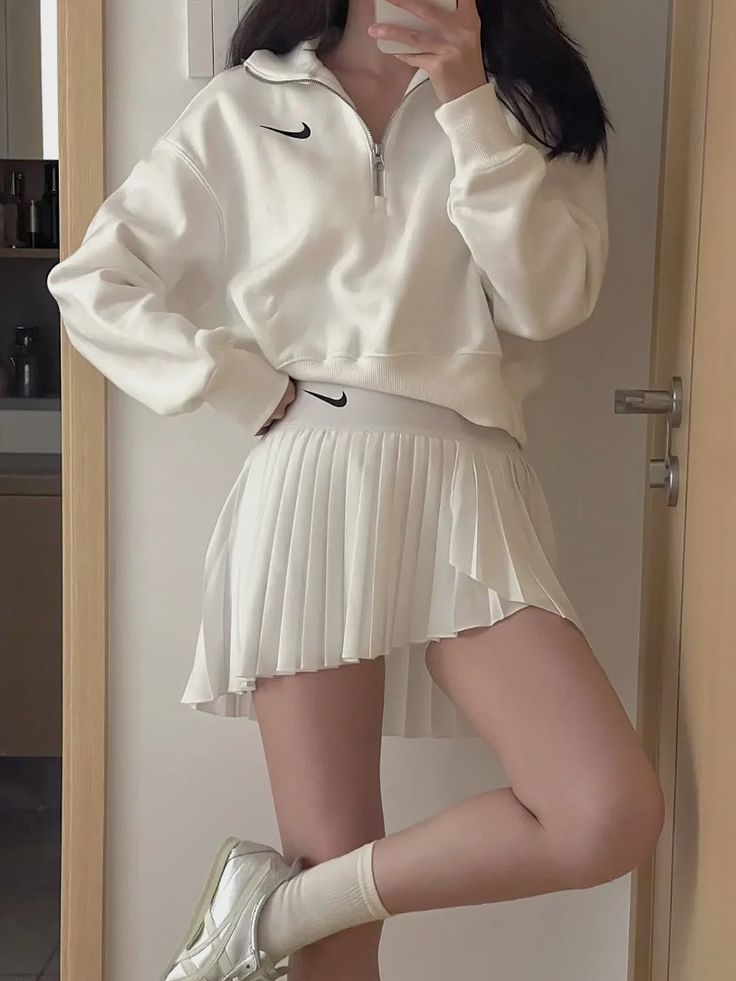 Korean Tennis Outfit, Tennis Girl Aesthetic Outfit, Aesthetic Cheerleader Outfits, Workout Skirt Outfit Casual, Vintage Sportswear Aesthetic, Tennis Core Outfits, Aesthetic Sports Outfit, Tennis Inspired Outfit, Tennis Outfits Aesthetic