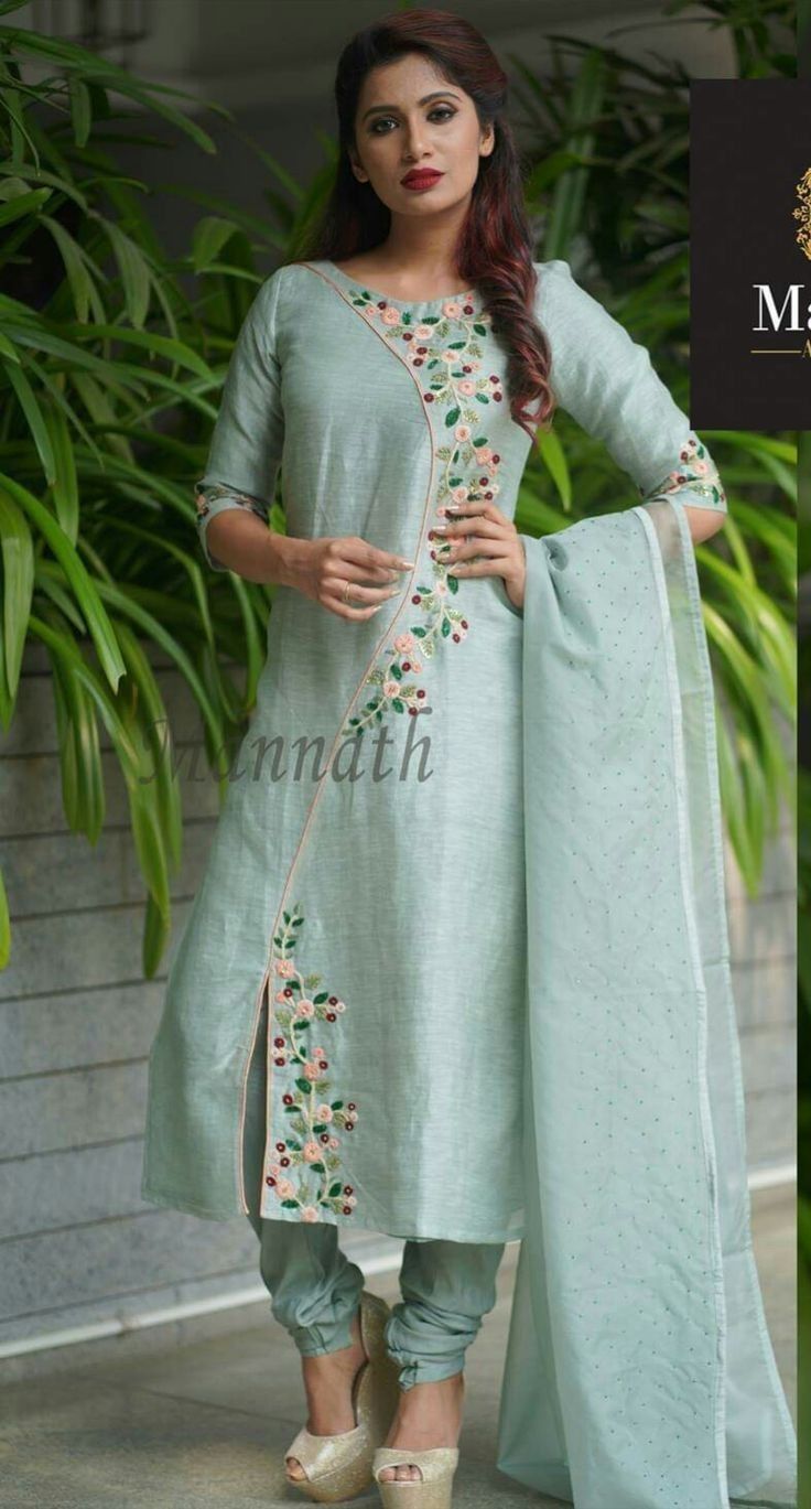 Embroidery Suits Punjabi, Churidar Designs, Designer Kurti Patterns, Kurti Designs Latest, Kurti Embroidery Design, Long Kurti Designs, Kurta Neck Design, Salwar Kamiz, Cotton Kurti Designs