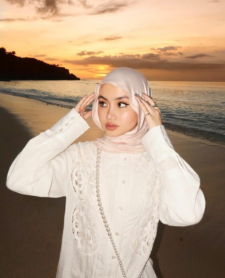 Lombok Outfit, Outfit Beach Hijab, Outfit Mantai, Beach Hijab Outfit Ideas, Beach Outfit Hijab, Bali Fits, Hijab Beach, Beach Holiday Outfits, Beach Hijab