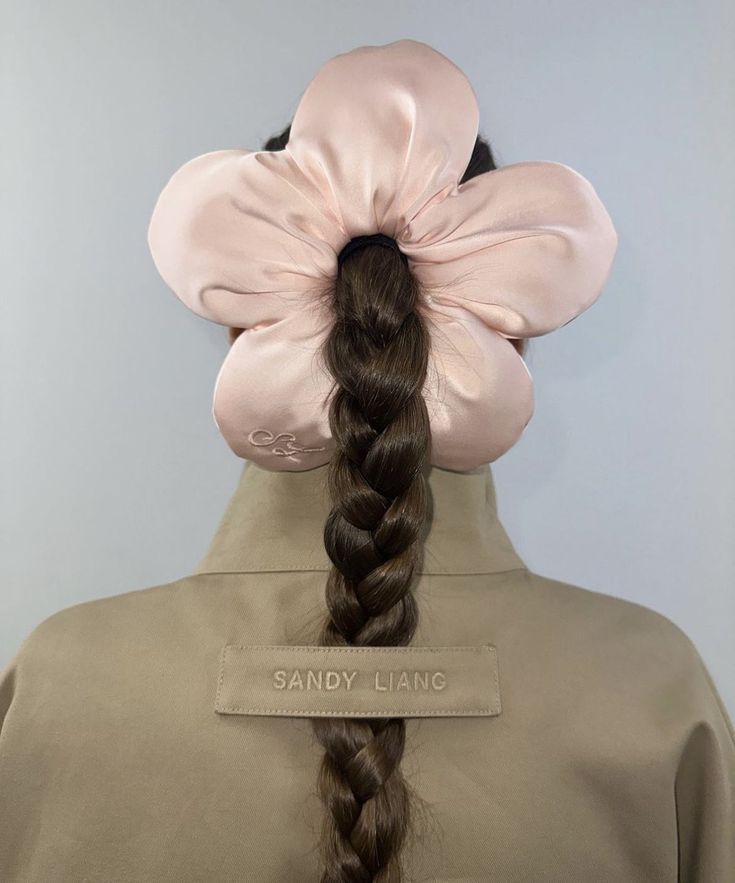 Flower Scrunchie, Sandy Liang, 가을 패�션, Scrunchie Hairstyles, Trendy Hairstyles, Flowers In Hair, Star Fashion, Hair Ties, Her Hair