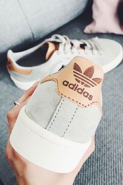 Turnschuhe, die Kultstatus erreicht haben, oder von Designern neu interpretiert werden: Wir zeigen Sneaker mit Geschichte und Potenzial zum Kultmodell! ,Adidas shoes #adidas #shoes Cheap Adidas Shoes, Mode Shoes, Baskets Adidas, Adidas Shoes Women, Nike Free Shoes, Milan Fashion Weeks, Dress Shoes Womens, Fashion Sneakers, Nike Sportswear