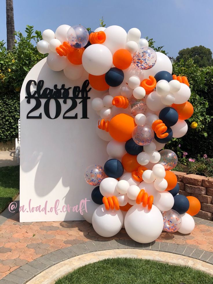 balloons and confetti decorate the entrance to class of 2021