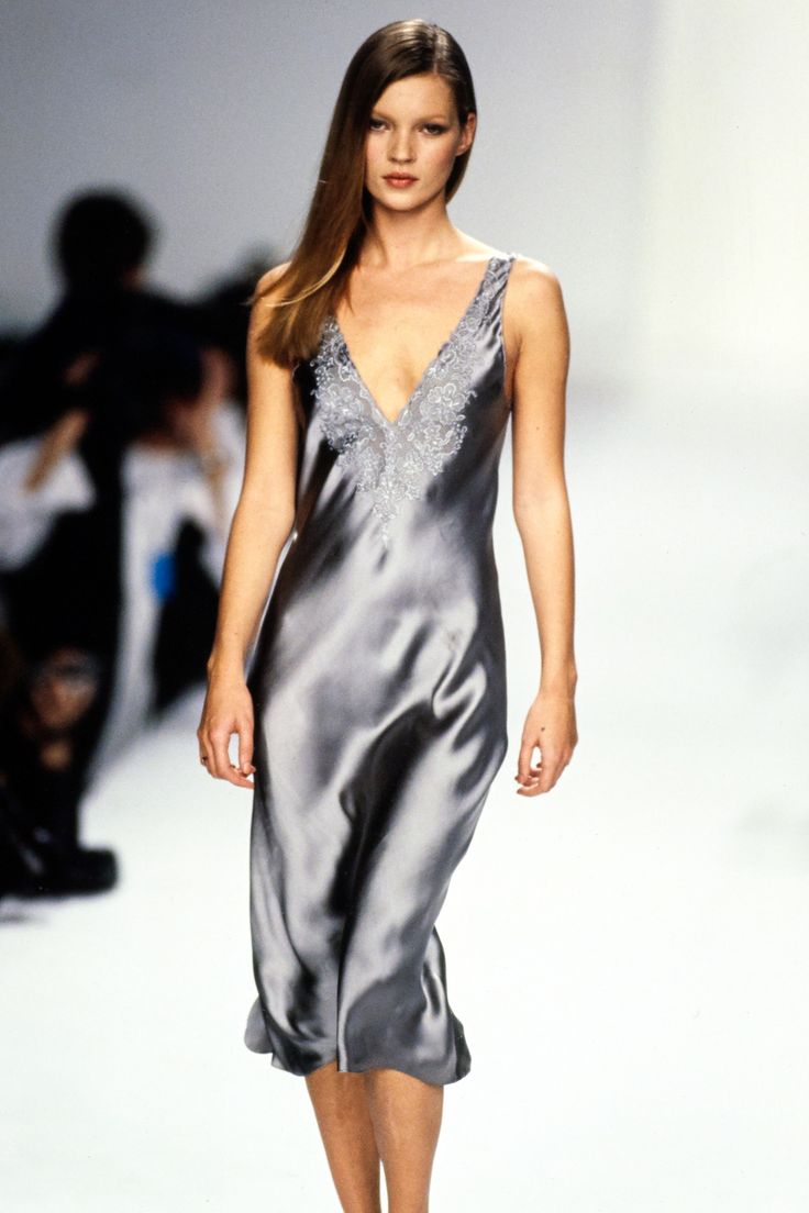 Calvin Klein Collection Spring 1995 Ready-to-Wear Fashion Show Collection Calvin Klein Fashion, Haute Couture Style, Fashion Guys, 90s Slip Dress, 90s Calvin Klein, 1990s Fashion, 90s Fashion Outfits, Calvin Klein Collection, Glamour Dress