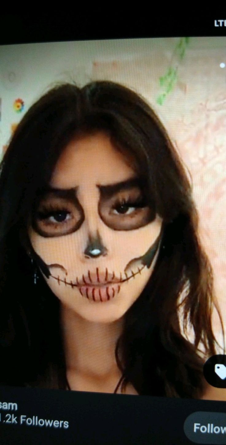 Halloween Women Face Paint, Skeleton Makeup And Costume, Skull Face Paint Women, Baddie Skull Makeup, Face Painting Ideas For Teens, Skeleton Half Face Makeup, Skeleton Face Paint Women, Skull Makeup Women, Skull Face Paint Easy