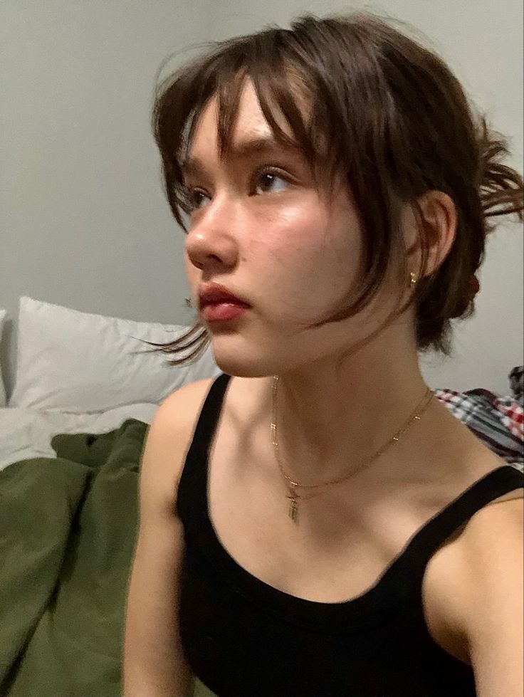 Aesthetic Short Hair With Bangs, Tied Up Hairstyles, Short Hair Ponytail, Claw Clip Hair, Nice Hair, Clip Hairstyles, Loose Ends, Short Hair With Bangs, Hair Reference