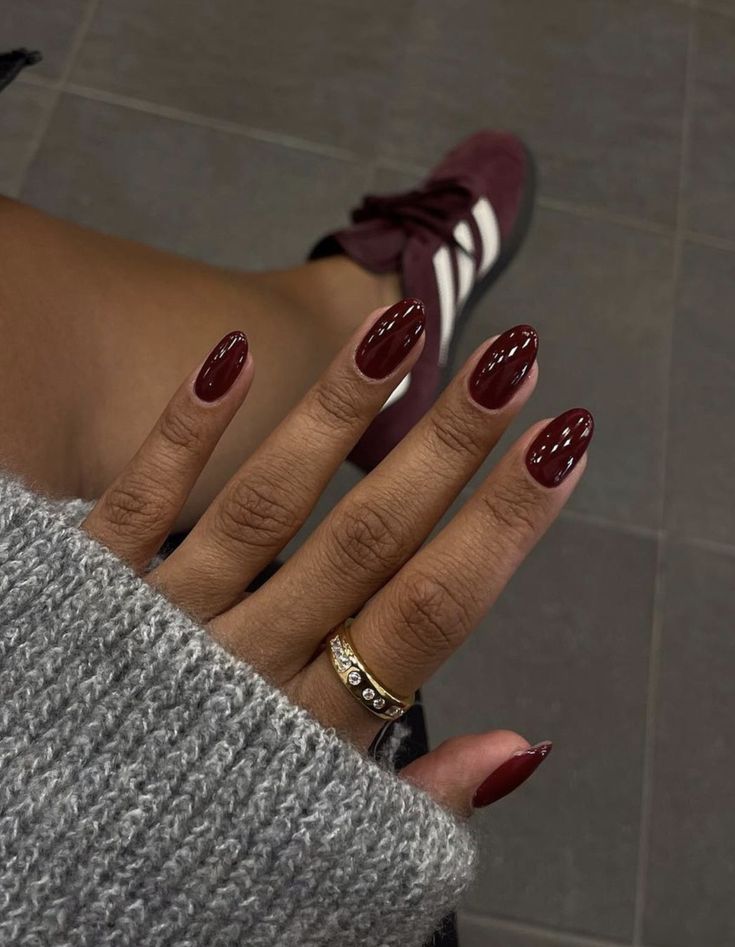 Autumn Nails Maroon, Oval Nails Burgundy, Nails Fall 2024 Short, Natural Oval Nails Almond, November Nails Short Almond, Dark Red Manicure Short, Fall Nails Burgundy Oval, Winter Basic Nails, Fall Nails Engagement