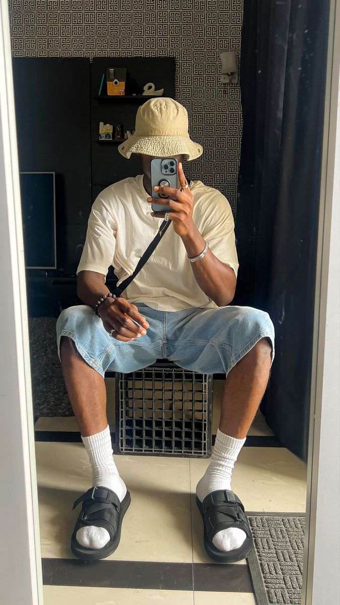 Blue Jeans Shorts Outfit Men, Short Jeans Outfit Men, Black Slides Outfit, Socks And Sandals Outfit, Outfits With Slides, Black Crocs Outfit, Crocs Outfit Men, Short Jorts, Yeezy Slides Outfit