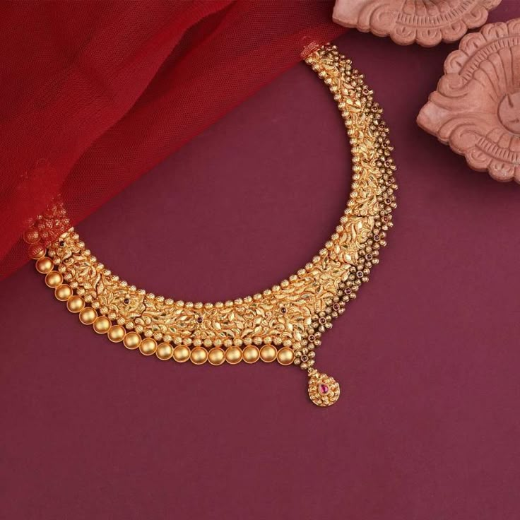 Waman Hari Pethe Sons Waman Hari Pethe Gold Jewellery, Gold Set Design, Gold Jewels Design, Gold Bridal Necklace, Mangalsutra Design, Wedding Saree Collection, Wardrobe Designs, Pretty Jewelry Necklaces, Gold Bridal Jewellery