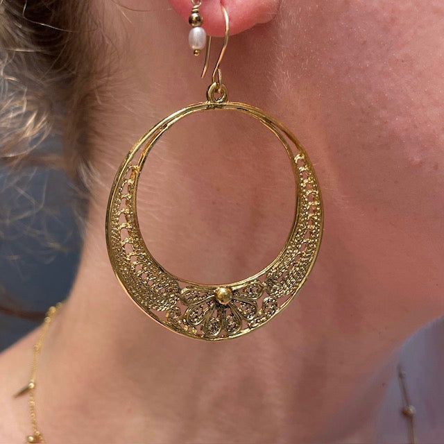 This perfect pair of intricately textured, bold yet timeless hoops are a wonderful addition to any outfit. Vintage, handmade in 14k vermeil and base metal Earrings measure approx. 43mm x 12mm Because we do all our restoration work by hand, we can offer a huge array of customization. If you have inquiries about sizing, alterations, or engraving, you can inquire about a quote here. As with all antiques, this piece is one-of-a-kind and can sell at any time. All vintage and antique sales are final. Handmade 22k Gold Round Jewelry, Delicate Yellow Gold Hoop Jewelry, Gold Filigree Small Hoop Jewelry, Gold Filigree Hoop Jewelry, Intricate Brass Hoop Earrings, Small Hoop Gold Filigree Earrings, Handmade Ornate 22k Gold Jewelry, Elegant Crescent Brass Hoop Earrings, Metal Filigree Chandbali Jewelry