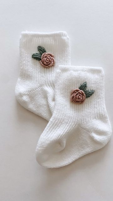 Onsie Embroidery Ideas, Embroidery For Baby Girl, Embroidery Nursery, Embroidery On Socks, Baby Clothes Embroidery, Embroidery For Baby, Embroidered Baby Gifts, Embroidery Socks, Hand Embroidery Baby Clothes