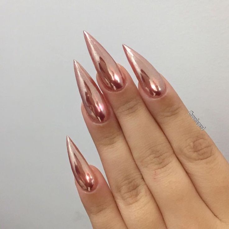 Gold Stiletto Nails, Gold Manicure, Acrylic Nails Stiletto, Nails Stiletto, Stiletto Nails Designs, Rose Gold Nails, Nail It, Nail Shapes, Chrome Nails