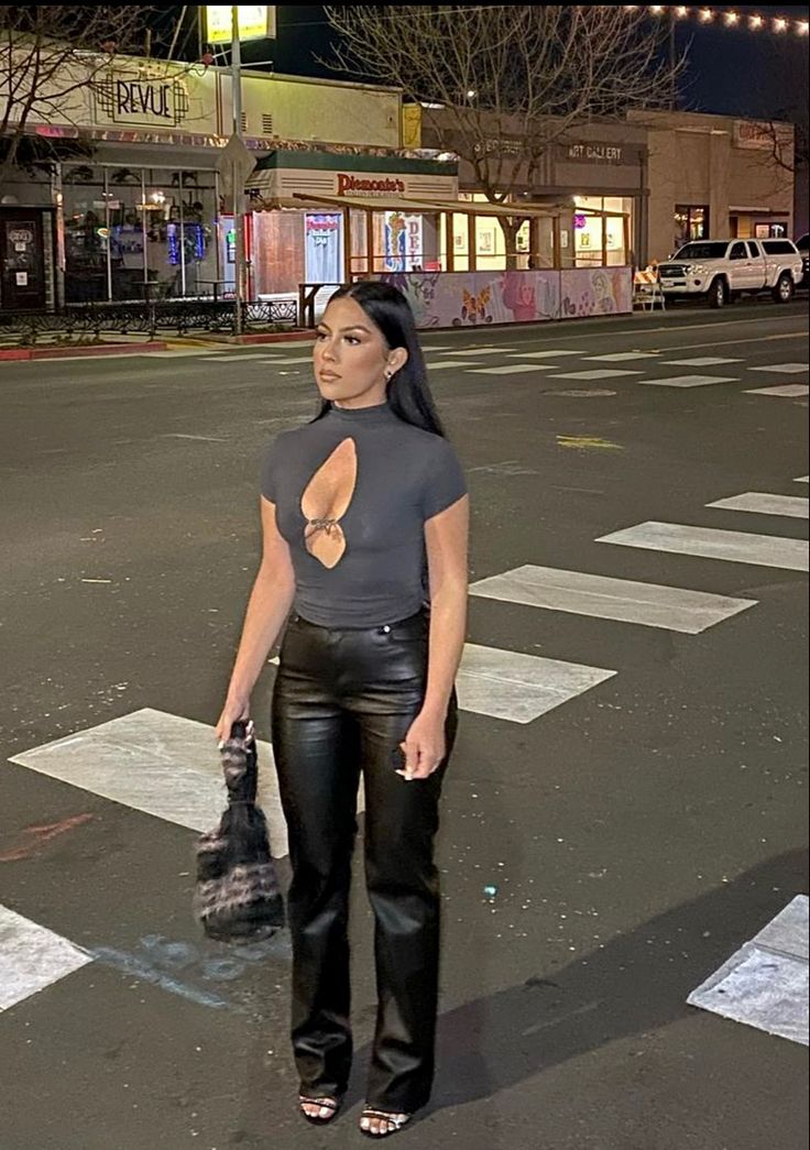 Going Out New York Outfit, Street Glam Fashion, Chill Concert Outfit Black Women, Rnb Night Outfit, Night Out Outfit Clubwear Black Women, Black Leather Pants Outfit Black Women, Leather Pants Club Outfit, Edgy Outfits Black Women, All Black Going Out Outfit Night Out