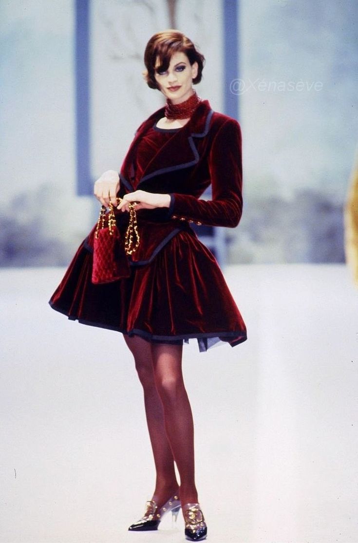 Kristen Mcmenamy, Chanel Runway, 90s Runway Fashion, Runway Fashion Couture, Chanel Couture, 1990s Fashion, Couture Runway, Outfits Casuales, Fashion Details