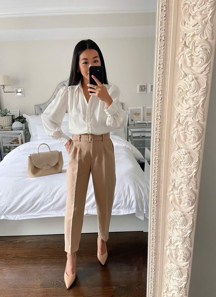 try on & review of petite-friendly workwear for women // Ann Taylor belted highwaist tapered ankle pants review Small Petite Women Outfit, Intern Outfit, Wardrobe Hacks, Business Formal Outfit, Classic Work Outfits, Office Fits, Minimalist Outfits, Look Office, Look Festival