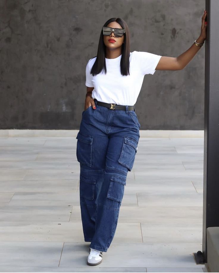 Navy Blue And White Outfits Casual, Casual Cargo Pants Outfit, Cargo Pants Jeans, Women's Cargo Pants, Outfits Gorditas, Jeans Outfit Women, Stylish Work Attire, Effortlessly Chic Outfits, Classy Work Outfits