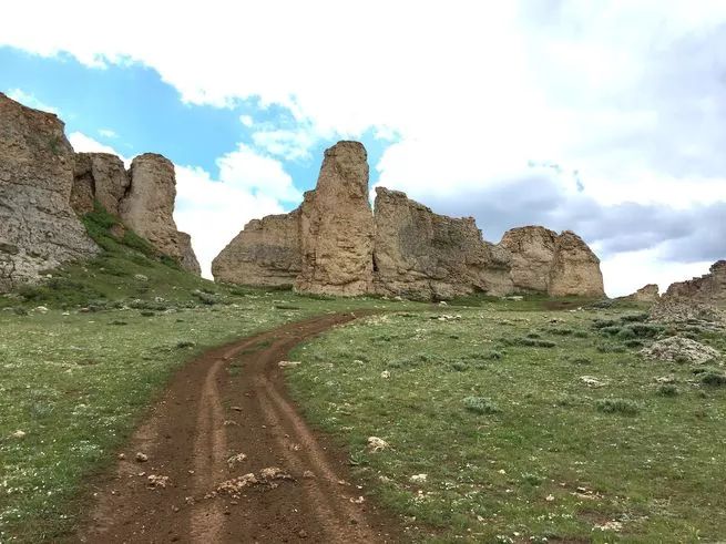 a dirt road in the middle of some rocks