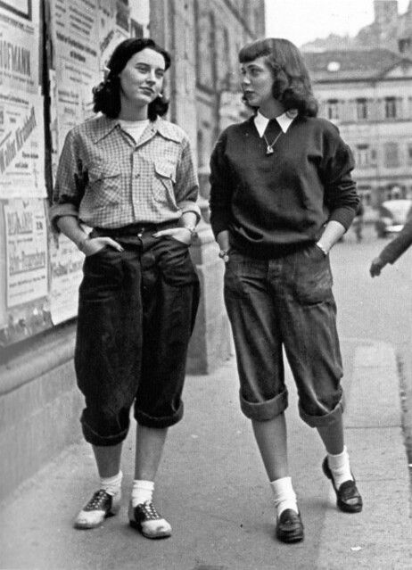 American students in Heidelberg Germany, 1947 | Giuly | Flickr 1950s Pants, 40s Mode, Public Enemies, Tomboy Stil, Teddy Girl, Istoria Artei, Teddy Boys, Pedal Pushers, Saddle Shoes