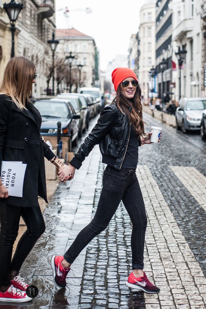 Sneaker Hat, Red Beanie Outfit, Bonnet Outfit, Red Sneakers Outfit, Rainy Day Outfit Casual, Rainy Day Outfit For Work, Rainy Day Outfits, Sneakers Outfit Casual, Beanie Outfit