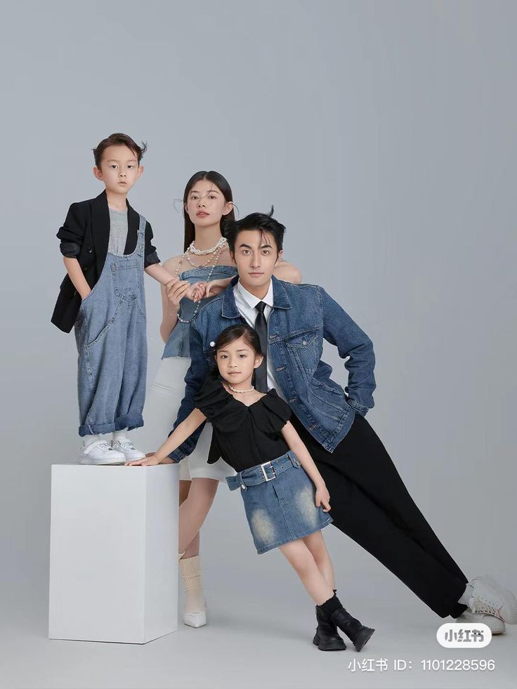 Family Shoot Studio, Korean Family Photoshoot, Family Photo Concept, Adult Family Poses, Pre Birthday Shoot, Modern Family Portraits, Kim Woosung, Family Photo Studio, Family Potrait