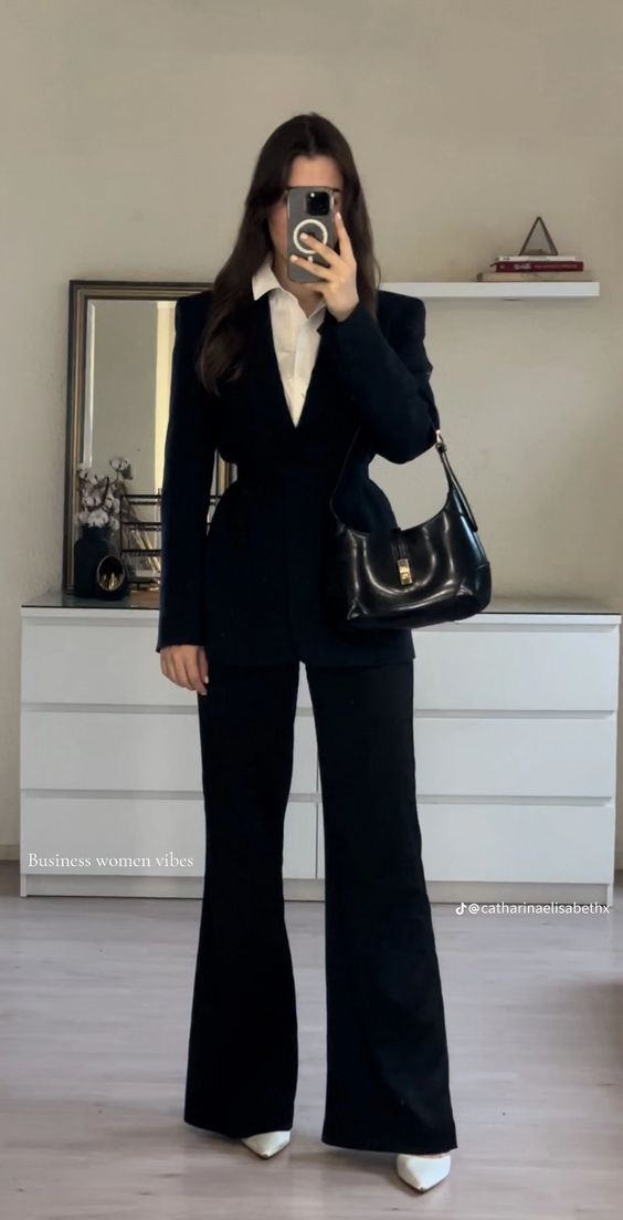 Old Money Flare Pants, Black Blazer With White Shirt, Business Outfits For Women Aesthetic, Trousers Outfit Formal Classy, Black Trousers And Heels Outfit, Business Dress Aesthetic, Elegant Lawyer Outfit, Classic Pants Women Outfit, Classy Black Outfits For Women Aesthetic