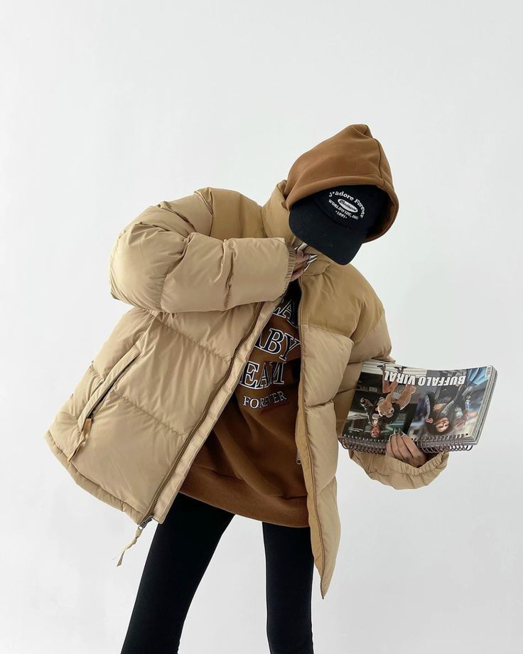 A stylish down jacket with a bi-color scheme of beige and brown. 

The stand-up neckline keeps you warm all the way to the neck. 

This is the first piece that will be useful as your main outerwear this season. 

◾️Model
Height/Weight: 162cm/40kg
Try size: S



Size (cm)
Length
Shoulder width
Chest measurement
Sleeve length


S
69
54
128
64.5


M
71
56
132
66


L
73
58
136
67.5 One Piece Top, Strike A Pose, Fur Jacket, All The Way, Model Height, Color Scheme, Down Jacket, Stand Up, Skirt Set