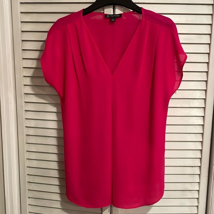 Nwot Pink Fushia V-Neck Short Sleeve Slip On Blouse Size Small V-Neck Cap Sleeves Pleat Detail At Front Below Neckline - Forgiving At Stomach Area Front It Blouse And Sheer Material And Back Is A Soft Stretch Material Beautiful Blouse Slip On Fast Shipper Smoke Free Home Spring V-neck Blouse For Night Out, Spring V-neck Top With Notched Neckline For Work, Summer V-neck Blouse For Night Out, Spring V-neck Split Neck Top For Work, Pink V-neck Blouse For Night Out, Spring Workwear Split Neck V-neck Top, Split Neck V-neck Top For Spring Workwear, Spring Split Neck V-neck Top For Work, Summer Split Neck V-neck Top For Work