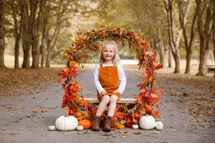 Fall Mini Shoot, Fall Photo Booth, Fall Photo Props, Fall Backdrops, Netflix Horror, Mini Photo Sessions, Diy Farmhouse Style, Horror Series, Fall Shoot